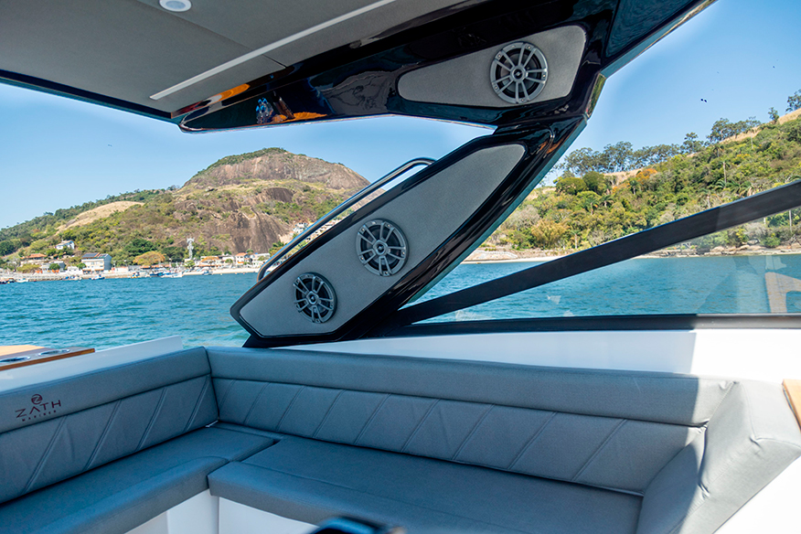 Zath 348 HT Outboard: design europeu, navegabilidade e muito espaço a bordo